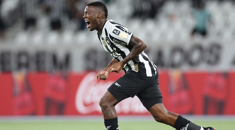 Botafogo desencanta no final e ganha a primeira na Libertadores de 2025
